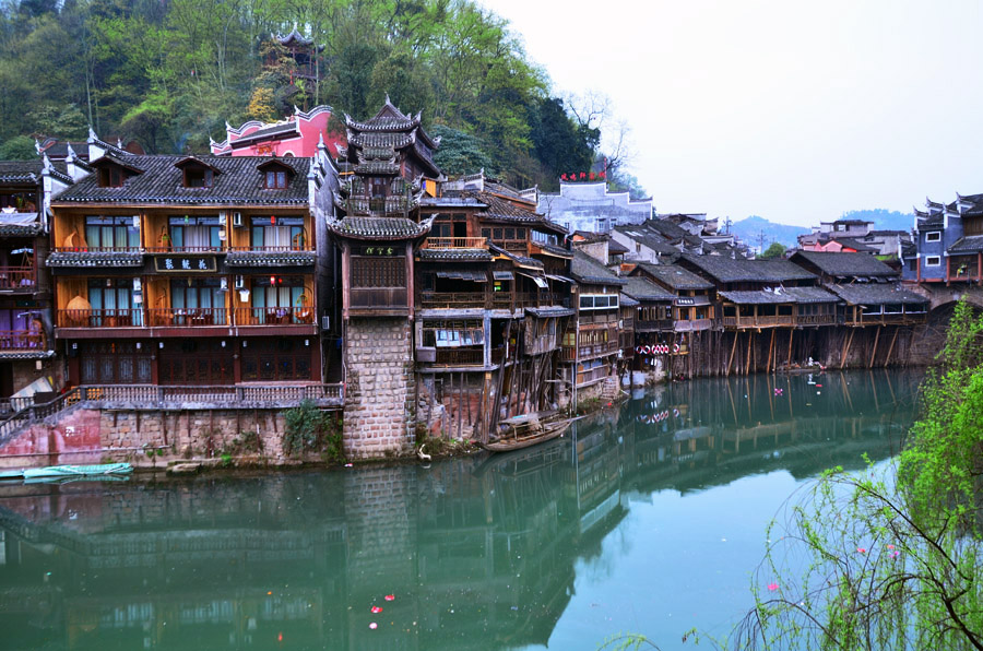  張家界國家森林公園、黃龍洞、鳳凰古城九景三晚四日游